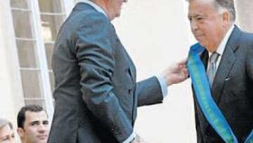 <b>OTRO GALARDÓN. </b>El Rey condecora a Ferrándiz con la Gran Cruz de la Orden del Mérito Deportivo.