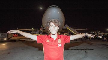 Odriozola posa para AS a su llegada a Israel.