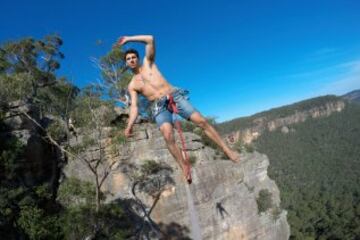 El slackline es un deporte extremo de equilibrio en el que se usa una cinta (normalmente elástica) que se engancha entre dos puntos fijos y se tensa. No se usa ninguna herramienta para ayudar a mantener el equilibrio. Se pueden realizar saltos, movimientos dinámicos, posturas de yoga incluso acrobacias. 