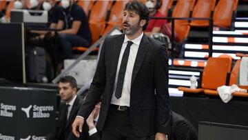 Imagen del banquillo del RETAbet Bilbao Basket donde se encuentra su entrenador, Alex Mumbr&uacute;.