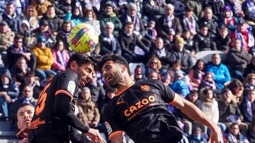 VALLADOLID, 29/01/2023.- Cenk Özkacar (i) y Eray Cömert (d), del Valencia C.F., en acción durante el partido de LaLiga Santander que enfrenta al Valladolid contra el Valencia este domingo en Valladolid. EFE/ R. García