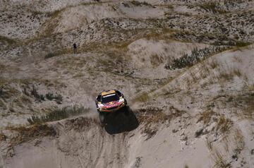 Décima etapa entre Salta y Belén. El piloto francés Stephane Peterhansel con Peugeot.