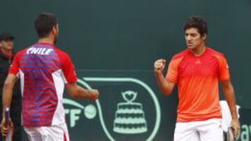 Hans Podlipnik y Christian Garin celebran la victoria en el dobles.