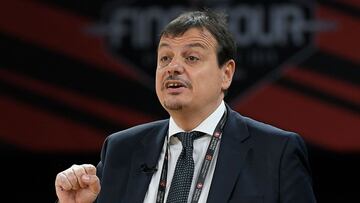 Anadolu Efes' Turkish coach Ergin Ataman reacts during the EuroLeague semi-final basketball match between Fenerbahce and Anadolu Efes at the Fernando Buesa Arena in Vitoria on May 17, 2019. (Photo by LLUIS GENE / AFP)