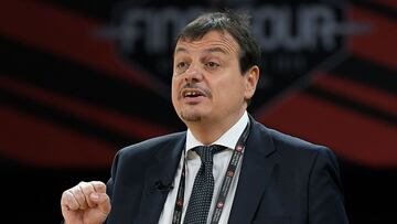 Anadolu Efes&#039; Turkish coach Ergin Ataman reacts during the EuroLeague semi-final basketball match between Fenerbahce and Anadolu Efes at the Fernando Buesa Arena in Vitoria on May 17, 2019. (Photo by LLUIS GENE / AFP)