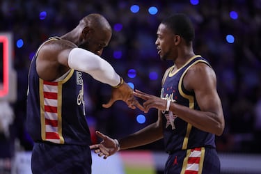 LeBron James Los Angeles Lakers y el Team USA Stripes, y De'Aaron Fox de los San Antonio Spurs y el Team USA Stripes.