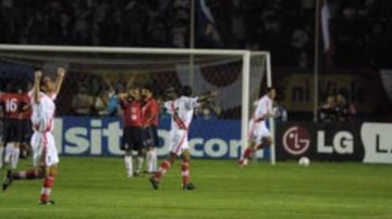 2001: La presentación de Chile en Lima aquel año fue mala tanto dentro como fuera de la cancha. La derrota por 3-1 ante Perú (Maestri, Mendoza y Farfán para los locales, descuento de Navia), pasó a un segundo plano por el hostil y crudo ambiente que recibió a 'La Roja' en la capital peruana. Hinchas agredidos y el bus apedreado fue el triste saldo de aquella jornada.