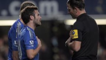 El espa&ntilde;ol Juan Mata dialoga con el colegiado Mark Clattenburg durante el encuentro del pasado domingo.