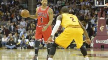 Derrick Rose frente a Kyrie Irving en un partido.
