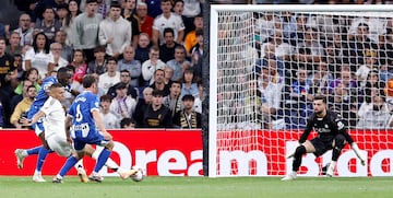 2-0. Maravilloso taconazo de Kylian para jugar con Bellingham que le devuelve la pared. El francés, en carrera, se libra de su marcador y supera a Antonio Sivera con un disparo al palo corto.