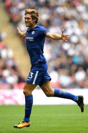 El lateral llegó a Londres procedente de la Fiorentina. 35 partidos disputó en su primera campaña como futbolista de Chelsea, en la que consiguió la Premier League. Pese a que nunca ha sido internacional con España, es probable que su debut no se haga esperar.