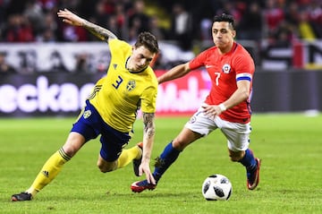 Tampoco salió victoriosa la Selección de Suecia, superada en casa 1-2 por Chile en el primer partido amistoso de ambos equipos en la Fecha FIFA. Vidal adelantó a los sudamerianos, Toivonen marcó el empate transitorio y el joven Marcos Bolados convirtió al 90, el tanto del triunfo para los de Reinaldo Rueda, quien dirigió su primer cotejo al frente de 'La Roja'. Mañana, los suecos tendrán un segundo examen, ante Rumania.