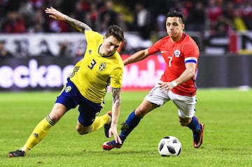 Tampoco sali&oacute; victoriosa la Selecci&oacute;n de Suecia, superada en casa 1-2 por Chile en el primer partido amistoso de ambos equipos en la Fecha FIFA. Vidal adelant&oacute; a los sudamerianos, Toivonen marc&oacute; el empate transitorio y el joven Marcos Bolados convirti&oacute; al 90, el tanto del triunfo para los de Reinaldo Rueda, quien dirigi&oacute; su primer cotejo al frente de &#039;La Roja&#039;. Ma&ntilde;ana, los suecos tendr&aacute;n un segundo examen, ante Rumania. 