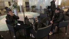 Los jugadores del Betis, en el hotel a la espera de la llegada de sus pasaportes.