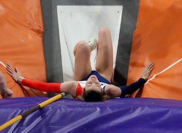 La atleta francesa, Margot Chevrier, se fractura el tobillo durante las finales de salto con pértiga en los mundiales de atletismo en pista cubierta que se celebran en Glasgow, Escocia.
