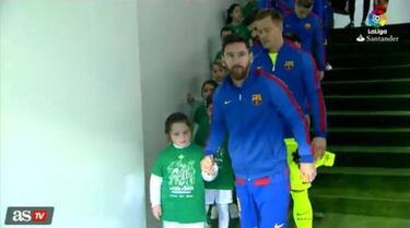 Piqué shows caring side and is a big hit with Betis kids