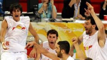 <b>DECISIÓN CONTROVERTIDA. </b>Los jugadores de la Selección protestan airadamente un acción pitada por el finlandés Jungebrand. Se quejaron del mal arbitraje tras la final.