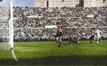 El premio gordo era poder jugar la final de la Copa de Europa de la campaña 1958-59, pero tuvieron que ir a Zaragoza para dirimirlo. ¿El motivo? El Madrid había ganado su enfrentamiento a los rojiblancos en el Bernabéu (2-1), y los atléticos les habían devuelto la moneda en el Stadium Metropolitano. Los vecinos (y rivales) se vieron las caras por primera vez en la máxima competición continental en la temporada 1958-59. Los blancos, como vigentes campeones del torneo. Los atléticos, al haber ganado la Liga 1957-58. Pero no fue hasta las semifinales del torneo cuando sus caminos se cruzaron. Tras ganar cada uno en su estadio, La Romareda, sería el escenario dónde uno de los dos alcanzaría la final de Stuttgart. Ganó el Madrid gracias a un gol de Puskas, que inclinó la balanza hacia el pase blanco con un disparo de los suyos. Previamente Collar había igualado un tanto inicial de Di Stéfano. El Madrid proseguía su aventura europea…