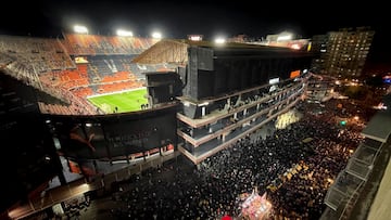 Protesta en los aledaños de Mestalla. 