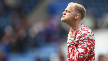 Donny van de Beek, jugador del Manchester United, calienta antes de un partido.