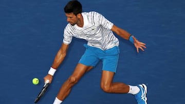 Novak Djokovic devuelve una bola durante su partido ante el ruso Daniil Medvedev.