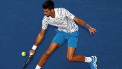 Novak Djokovic devuelve una bola durante su partido ante el ruso Daniil Medvedev.