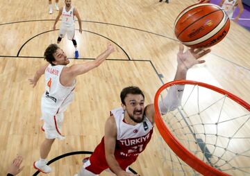 Sertac Sanli y Pau Gasol.