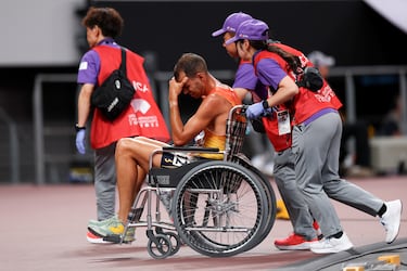 El atletita español nacido en Burgos, tras golpearse la rodilla con uno de los obstáculos, se ha visto obligado a abandonar el Mundial de atletismo celebrado en Tokio. Después de intentarlo se ha tirado al suelo entre gestos de mucho dolor. Ha tenido que abandonar la pista en silla de ruedas. El peor final posible para el español.