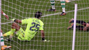 GRAF4327. BILBAO, 23/11/2020.- El delantero del Athletic de Bilbao, Iker Muniain (d) en el momento de marcar el tercer gol al portero del Real Betis , el chileno Claudio Bravo (i), en el partido de LaLiga que se disputa este lunes en San Mam&eacute;s. EFE/Luis Tejido.