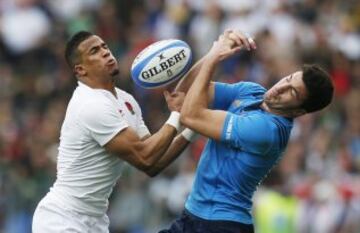 Italia-Inglaterra. Anthony Watson y Leonardo Sarto.