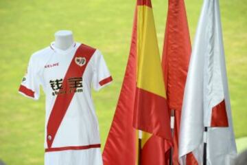 Primera equipación del Rayo Vallecano para la campaña 2015-2016.
