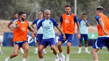 Griezmann, en la primera sesión del Atlético en Los Ángeles de San Rafael esta tarde, ante Hermoso. Con Cunha formó la primera punta del verano para el Cholo.