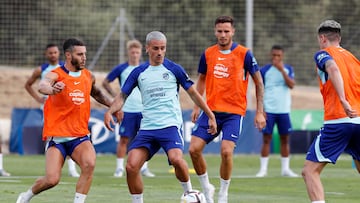 Griezmann, en la primera sesión del Atlético en Los Ángeles de San Rafael esta tarde, ante Hermoso.