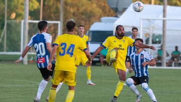 Fali despeja un balón durante el amistoso del Cádiz contra el Espanyol.