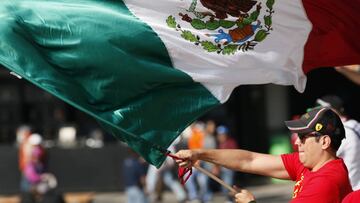 MEX11. CIUDAD DE MÉXICO (MÉXICO), 28/10/2017.- Un aficionado ondea una bandera de México previo a la tercera sesión de practicas libres del Gran Premio de México de Fórmula Uno hoy, sábado 28 de octubre de 2017, en el Autódromo Hermanos Rodríguez en Ciudad de México (México). EFE/Jorge Núñez