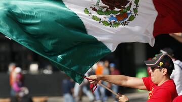 MEX11. CIUDAD DE M&Eacute;XICO (M&Eacute;XICO), 28/10/2017.- Un aficionado ondea una bandera de M&eacute;xico previo a la tercera sesi&oacute;n de practicas libres del Gran Premio de M&eacute;xico de F&oacute;rmula Uno hoy, s&aacute;bado 28 de octubre de 2017, en el Aut&oacute;dromo Hermanos Rodr&iacute;guez en Ciudad de M&eacute;xico (M&eacute;xico). EFE/Jorge N&uacute;&ntilde;ez