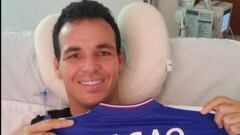 Falcao le obsequia a Alexis Viera su camiseta del Chelsea