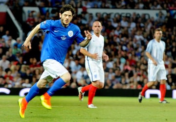 El actor conocido por personificar a Ramsay Bolton también es aficionado del Manchester United.