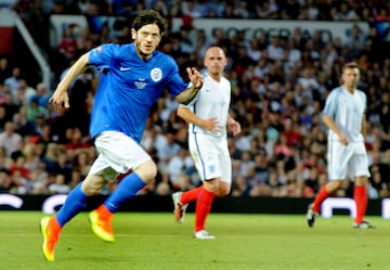 El actor conocido por personificar a Ramsay Bolton también es aficionado del Manchester United. 