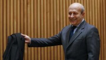 El ministro de Educación, José Ignacio Wert, antes de comparecer esta tarde en la Comisión de Educación y Deporte del Congreso.