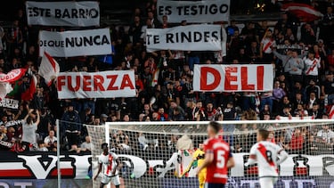 La grada de Vallecas mostró su apoyo a Delibasic.