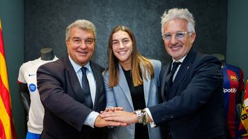 Joan Laporta, Patri Guijarro y Xavi Puig, en la firma del nuevo contrato de la balear, que renueva con el Barça hasta 2027.