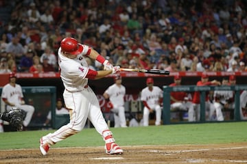 Trout golpeando a la bola ante de un jonrone.
