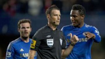 Mark Clattenburg con Obi Mikel y Juan Mata, al fondo.