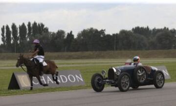 El piloto español de Formula 1 Fernando Alonso (d) participó junto a Facundo Pieres en un desafío inédito: correr en un Bugatti contra uno de los mejores polistas del mundo, que corrió montado sobre su caballo.



























