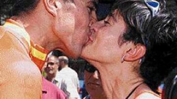 <b>EL MEJOR BESO.</B> Al bajar del podio el nuevo campeón recibió el beso de Mercedes Cagigas, su compañera y también ciclista.