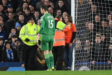 Ocurrió en el minuto 50 del Everton-Newcaslte. Un espectador, con una camiseta en la que se leía 'Just stop oil' se ha atado con una brida al poste. El partido estuvo parado durante siete minutos hasta que la seguridad del estadio del Everton consiguió romper la brida.