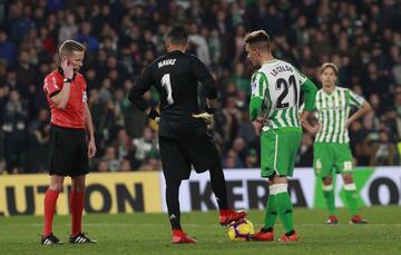 1-1. El VAR dio validez al primer gol de Sergio Canales. En la imagen, el árbitro Hernández Hernández.