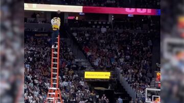 La impresionante canasta de Rocky, la mascota de los Denver Nuggets