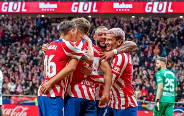 1-0. Antoine Griezmann celebra con sus compañeros el primer tanto.